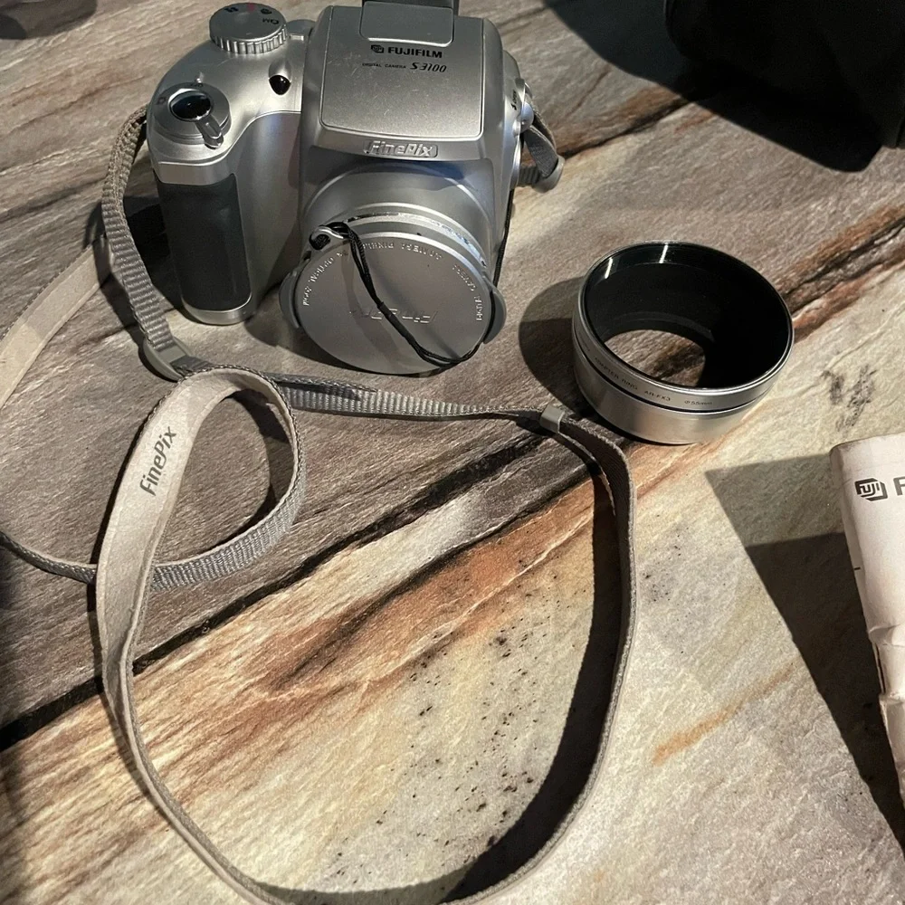 FINEPIX S3100 Digital Camera 6 times Zoom 4.0 MP Olympus XD Card. Case. Manual.